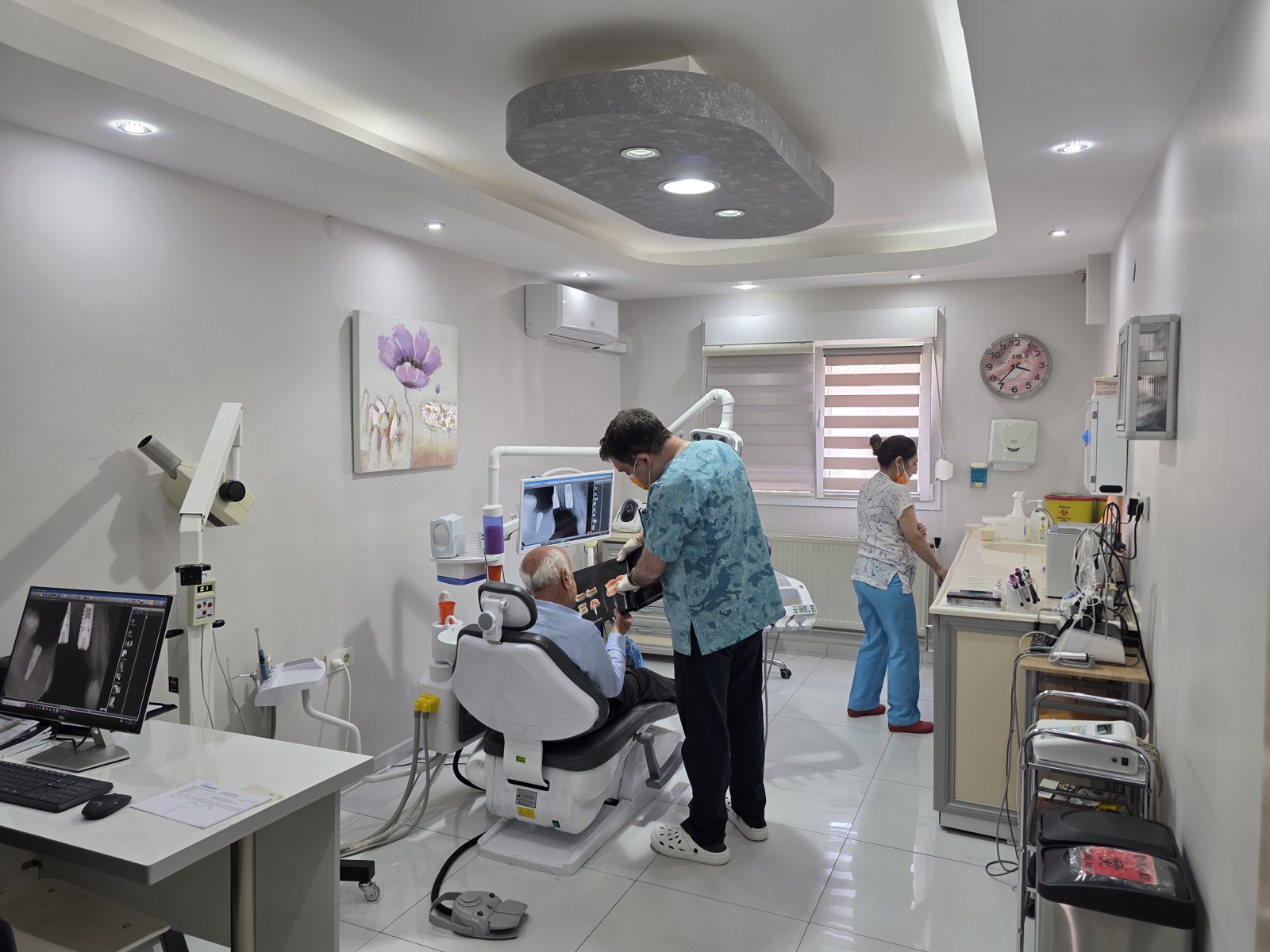 Diş Hekimi Tolga Helvacı Hasta Muayenesi